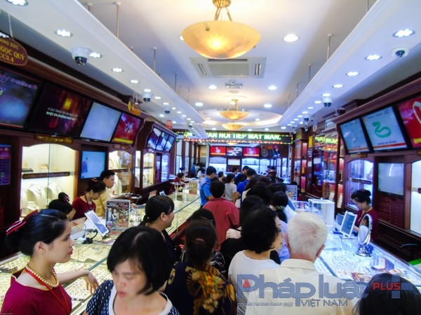 Sau một ngày tăng điên cuồng tới 3 triệu đồng/ngày, giá vàng sáng nay trên thị trường đã có dấu hiệu chững lại nhưng vẫn ở mức cao. Tới 10h đã có đơn vị giảm giá bán gần 1,2 triệu đồng/lượng so với chiều qua.( Ảnh Hà Đương).