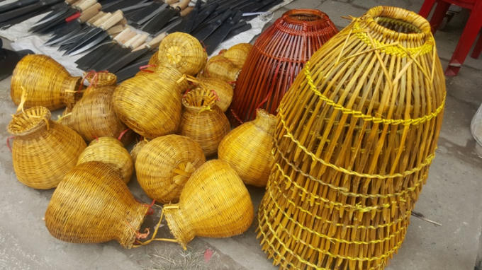 Phong ph&uacute; h&agrave;ng h&oacute;a tại phi&ecirc;n chợ &ldquo;mua may, b&aacute;n rủi&rdquo;