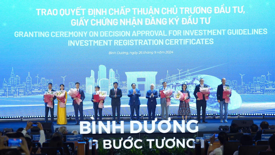 Tại hội nghị công bố quy hoạch tỉnh Bình Dương thời kỳ 2021 - 2030, tầm nhìn đến năm 2050, trước sự chứng kiến của Thủ tướng Phạm Minh Chính, tỉnh Bình Dương trao Quyết định chấp thuận chủ trương đầu tư và Giấy chứng nhận đăng ký đầu tư cho 8 dự án tiêu biểu được cấp phép năm 2024 với tổng vốn đầu tư đăng ký hơn 1,8 tỷ USD…