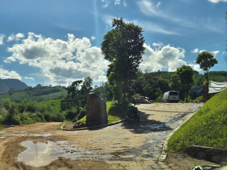 Đường đi 2 ô tô có thể tránh nhau được lát đá kiên cố lên tận trên đỉnh đồi.