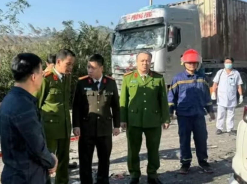 Ngay sau khi xảy ra vụ việc, lãnh đạo Công an tỉnh Lạng Sơn cùng lãnh đạo, cơ quan chức năng có mặt chỉ đạo tại hiện trường vụ tai nạn.