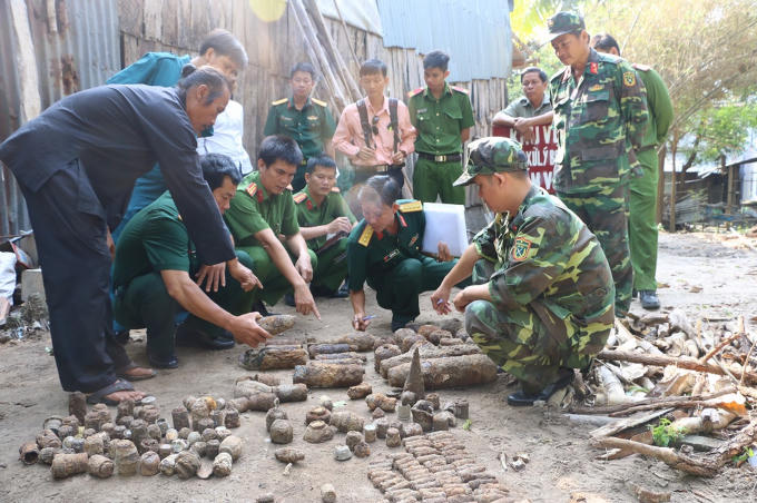 Lực lượng Công an phối hợp với Quân đội thu hồi vũ khí còn sót lại sau chiến tranh.