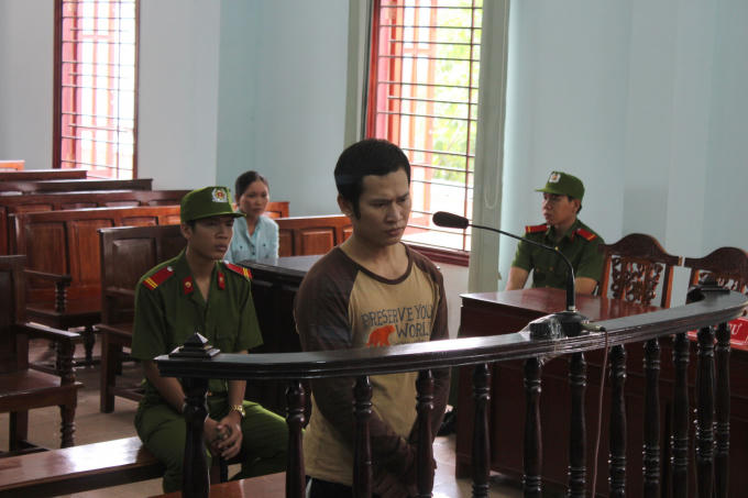 Bị cáo Đặng Văn Tuấn đứng trước vành móng ngựa.