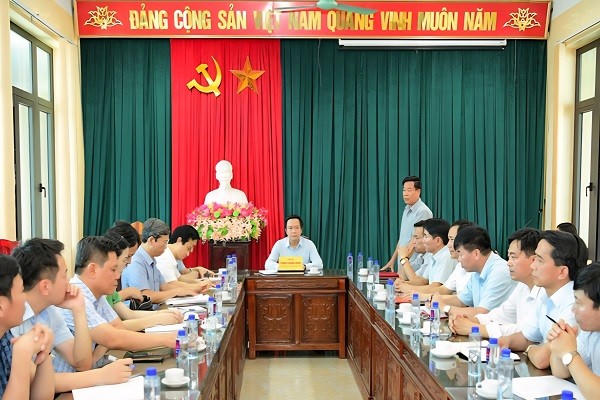 Quang cảnh buổi làm việc của đoàn tại xã Khánh Nhạc, huyện Yên Khánh.