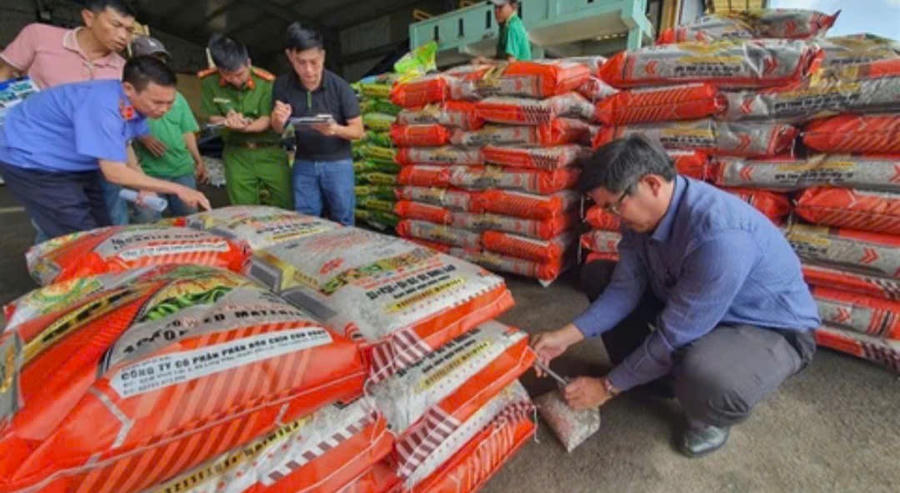 Một lượng lớn phân bón giả chưa kịp tiêu thụ. Ảnh: Cao Nguyên