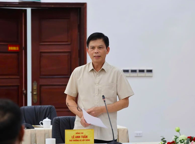 Thứ trưởng Bộ Xây dựng Lê Anh Tuấn trao đổi ý kiến tại buổi làm việc - Ảnh: VGP/Thu Giang