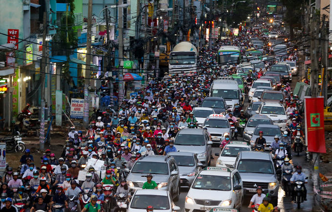 Tương tự, đường Phạm Ngũ Lão dòng xe cũng kẹt cứng, dài khoảng 2 km vào giờ tan tầm theo hướng từ trung tâm về quận Gò Vấp. "Do xe đang chạy từ đường Phạm Ngũ Lão đến ngã sáu thì vướng lô cốt nên bị dồn lại ngay dưới chân cầu vượt. Buổi sáng kẹt ở đường Nguyễn Kiệm, chiều ở đây cũng ùn tắc đến 20h mới thoáng xíu", anh Lộc (lái xe ôm) giải thích.