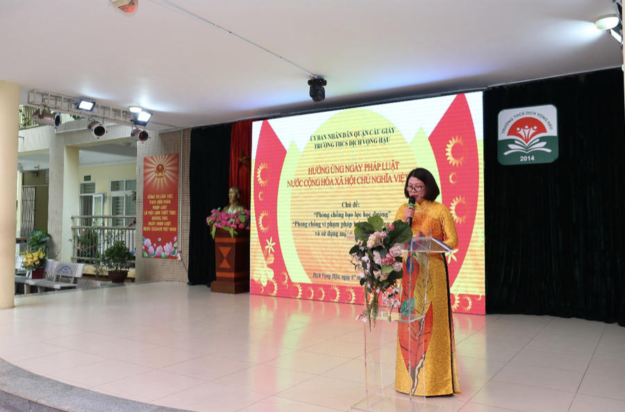 Cô Nguyễn Thị Loan - Bí thư chi bộ, Hiệu trưởng nhà trường có bài phát biểu Hưởng ứng ngày Pháp luật nước CHXHCN Việt Nam.