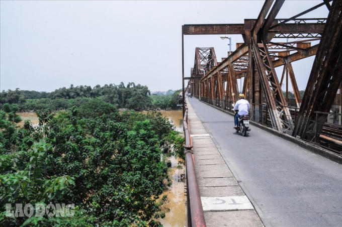 Tình trạng ô nhiễm môi trường đoạn gầm Cầu Long Biên ngày càng trở nên nghiêm trọng, đặc biệt trong thời gian gần đây khi nước sông Hồng dâng cao. Ảnh: Phan Anh