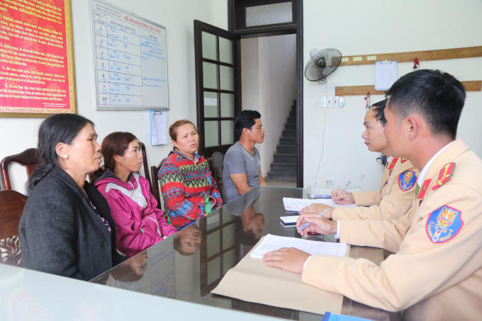 Lực lượng chức năng đang làm việc với các chủ thuyền.