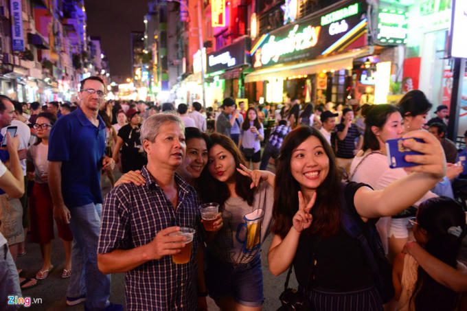 Bạn Uyên Diệp cùng gia đình tranh thủ đi chơi ngày đầu khai trương.