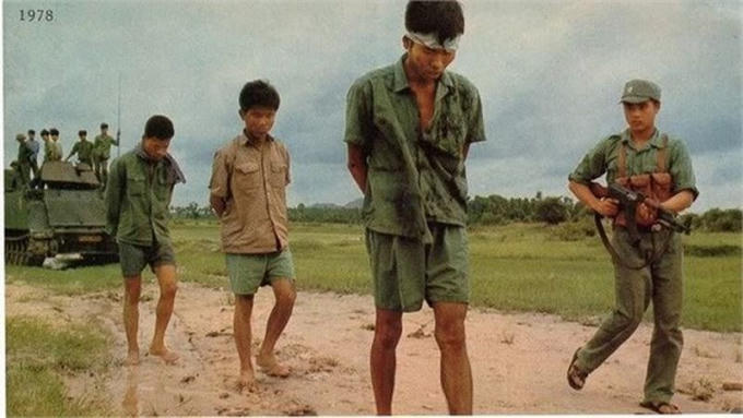 Bộ đội Việt Nam truy bắt tàn quân Pol Pot.