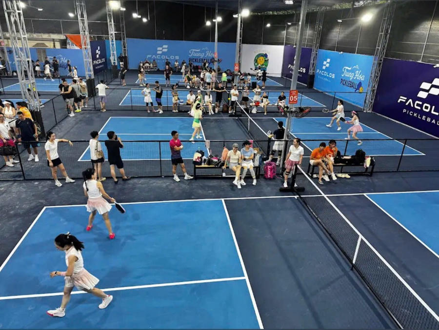 Bên trong cụm sân pickleball trên đường Nguyễn Thị Thập.