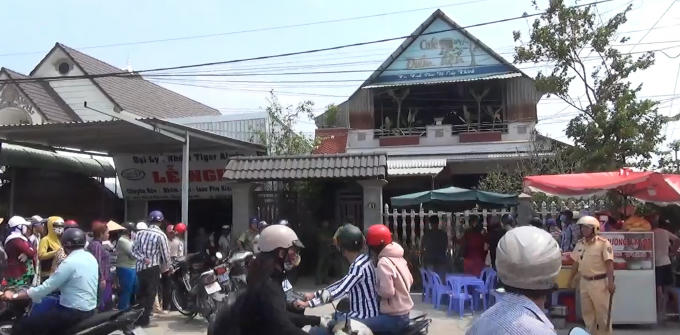 Rất đông người dân theo dõi vụ việc.