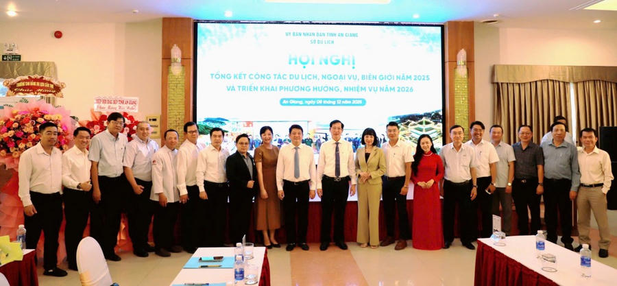 Phó Chủ tịch UBND tỉnh An Giang Lê Văn Phước và Giám đốc Sở Du lịch tỉnh An Giang Bùi Quốc Thái chụp ảnh lưu niệm.