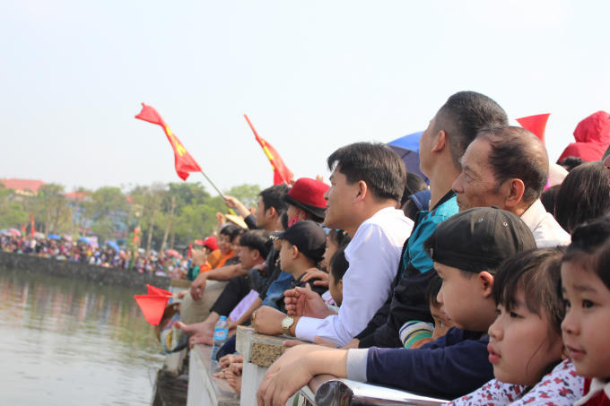 Rất đông du khách đến cổ vũ cho các đội.