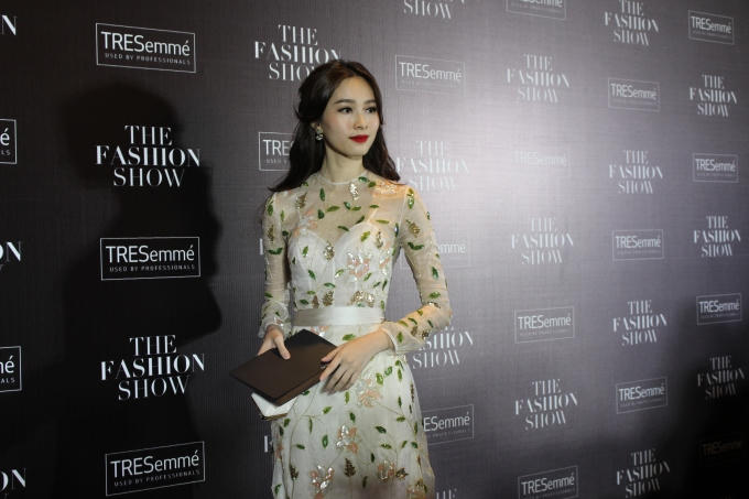 Hoa hậu Đặng Thu Thảo vẫn gắn liền với những chiếc đầm dạ hội đầy nữ tính, tôn tối đa vẻ đẹp mong manh hiền thục của người đẹp. Được biết, tuyệt tác này thuộc về NTK Tùng Vũ (Ảnh: Phương Thảo)