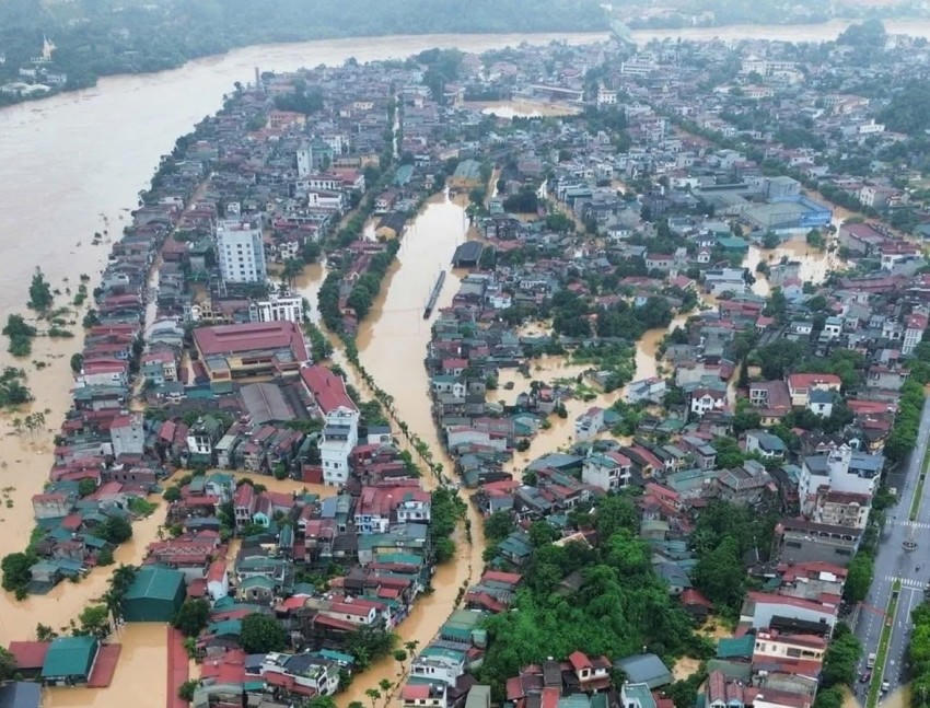 Chịu ảnh hưởng của mưa lớn kéo dài do hoàn lưu bão số 10 Bualoi, từ ngày 29 - 30/9 nhiều nơi ở Lào Cai bị ngập lụt, sạt lở, người mất tích. (Ảnh ngập lụt diện rộng tại phường Yên Bái: Ảnh: ANLC).