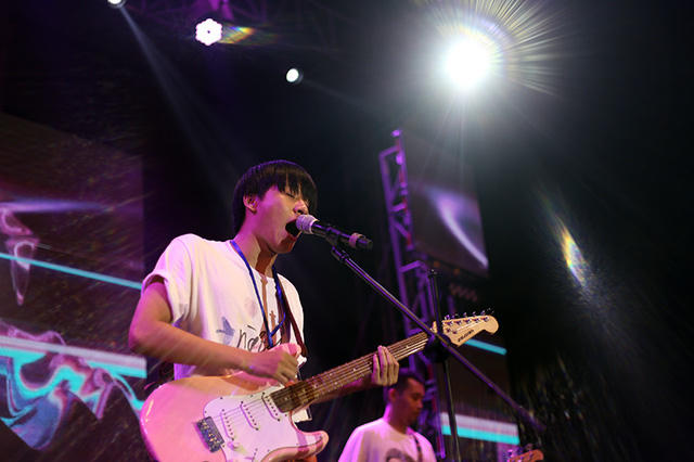 Ban nhạc Indie đình đám Ngọt “thổi bay” khán đài với set nhạc sôi động và máu lửa gồm các ca khúc từng “làm mưa làm gió” như Cho tôi đi theo, Be Cool, Cá hồi..