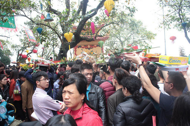 Sân phủ chật kín người, ai cũng chen chân để đặt được mâm lễ của mình gần điện thờ chính.