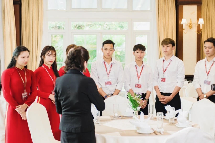 Khảo sát cho thấy hơn 60% cơ sở lưu trú thiếu nhân viên giỏi ngoại ngữ, 70% chưa được đào tạo kỹ năng số. Ảnh minh họa.