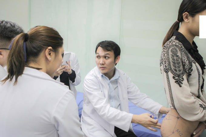 Bác sĩ Vũ Quang cùng đồng nghiệp đang khám và tư vấn cho khách