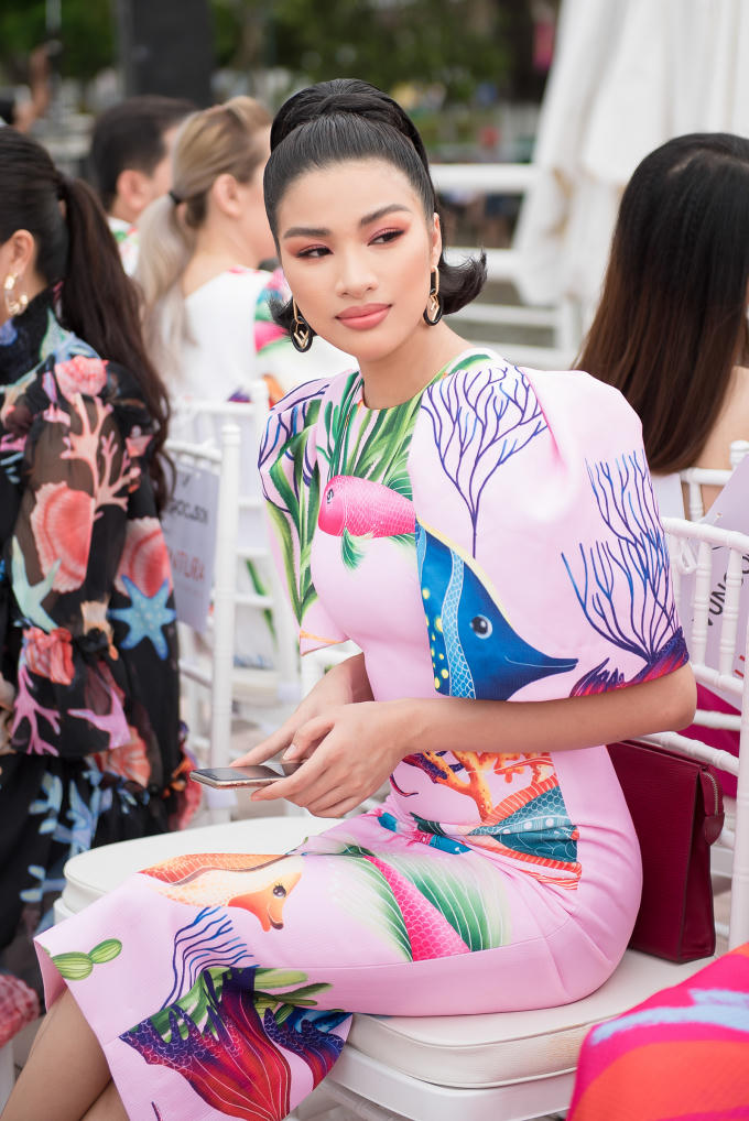 Cô được nhiều người nhận xét ngày càng xinh đẹp, thần thái ngút trời sau vài năm tham gia showbiz. 