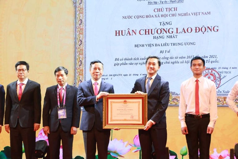 Bệnh viện Da liễu Trung ương được trao Huân chương Lao động hạng Nhất, ghi nhận những cống hiến trong 40 năm qua của Bệnh viện.