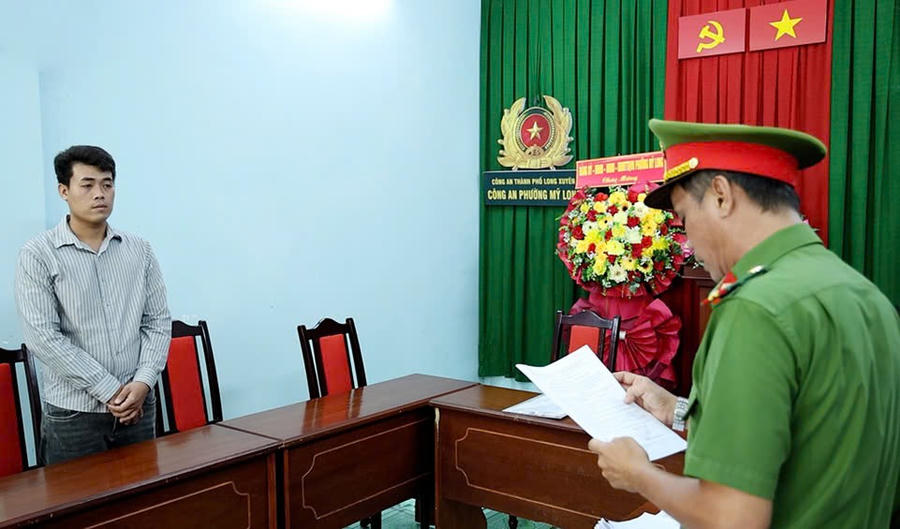 Công an phường Mỹ Long tống đạt các Quyết định và Lệnh bắt tạm giam đối với bị can Quý