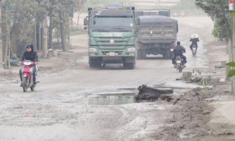 Những chiếc xe ô tô quá tải đang cày xới đường 73.