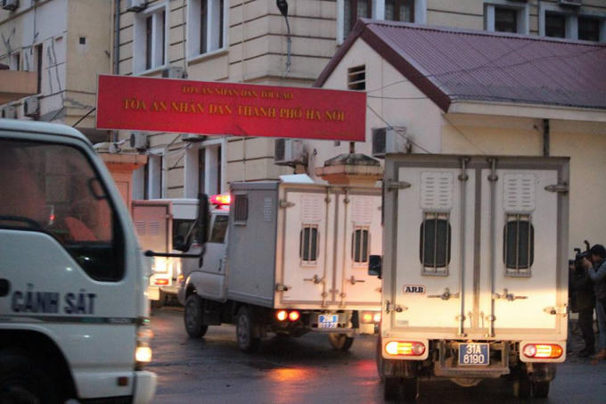 Ngay từ sáng sớm ông Đinh La Thăng, Trịnh Xuân Thanh và các bị cáo được dẫn giải đến tòa từ rất sớm với dàn xe đặc chủng. Không gầy hơn trước đây nhiều.