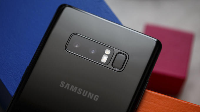 Galaxy Note 8  ở mặt sau là cụm camera kép có độ phân giải 12 MP và khả năng chống rung quang học.