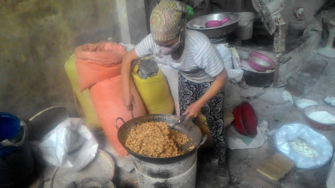 Đặc thù của nghề làm kẹo lạc là mang tính thời vụ, khoảng từ tháng 8 năm trước đến tháng 3 năm sau.