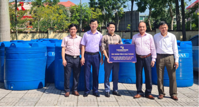 Đại diện Ủy ban Mặt trận Tổ quốc huyện Nghi Lộc, Nghệ An nhận quà hỗ trợ người dân từ đại diện Tập đoàn Tân Á Đại Thành (Ảnh: TAĐT).