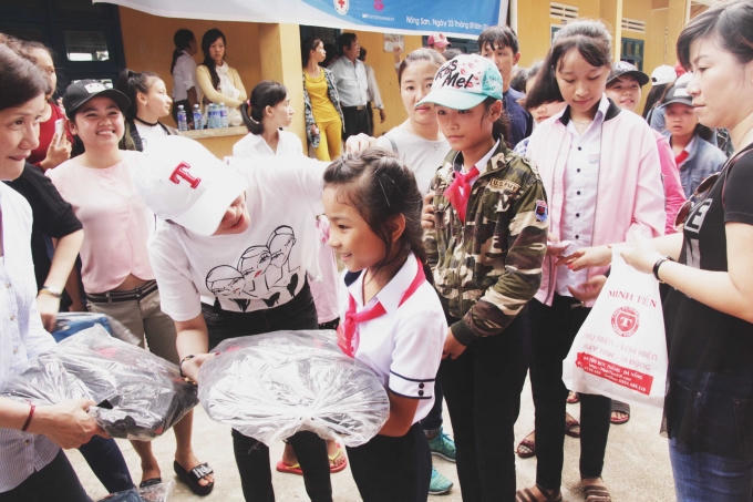Mỹ T&acirc;m h&aacute;t, nhảy giữa trưa nắng phục vụ b&agrave; con ngh&egrave;o