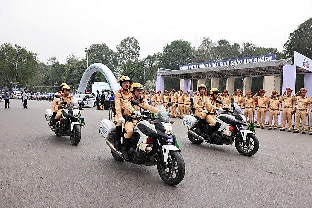 Các lực lượng tham gia lễ phát động tổ chức diễu hành trên các tuyến phố.