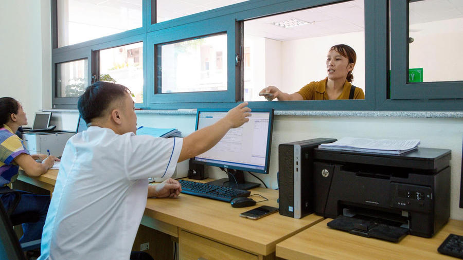 Bệnh viện mới hoàn thành khang trang, hiện đại, người dân tới thăm khám và điều trị gia tăng.