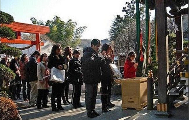 Đối với người Nhật, xuất hành đầu năm là một việc trong đại. Họ thường ưu tiên đi lễ chùa cầu may.