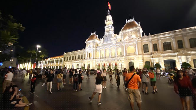 Trước tòa nhà UBND TPHCM 2