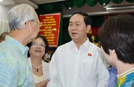 Chủ tịch nước Trần Đại Quang trao đổi với cử tri quận 1 sáng 1-8. Ảnh: TÁ LÂM