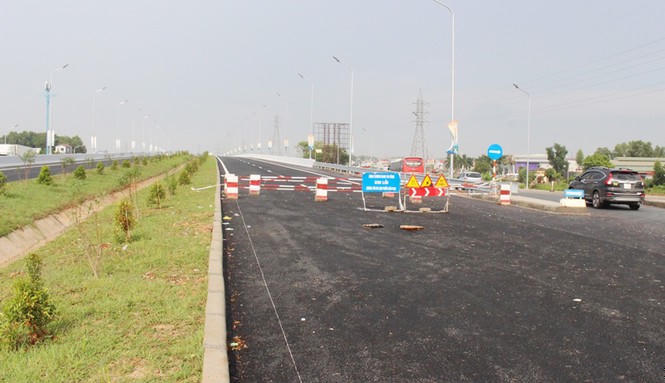 Trước việc dự án thông xe nhưng phương tiên không đi lại được, thông tin với PV Tiền Phong đại diện Hội đồng nghiệm thu nhà nước cho rằng: Hiện tuyến chính (cao tốc) đủ khả năng cho phương tiện qua lại, tuy nhiên do đường gom vẫn chưa xong và dự án cũng còn một số hạng mục phải nghiệm thu nên để đảm bảo an toàn tạm thời cơ quan chức năng đã yêu cầu tạm thời chưa cho phương tiện qua lại.