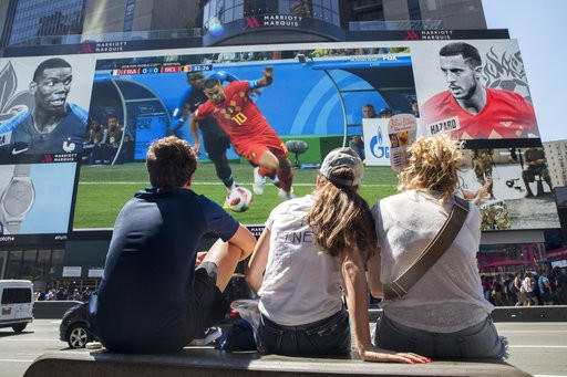 Các cổ động viên chăm chú theo dõi tình huống đi bóng của Hazard