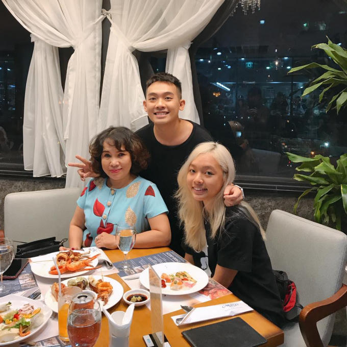 Phở Đặc Biệt bên mẹ và em gái trong ngày sinh nhật đấng sinh thành: "Happy birthday mama. Chúc mẹ luôn tươi trẻ ở bên con hoài luôn...".