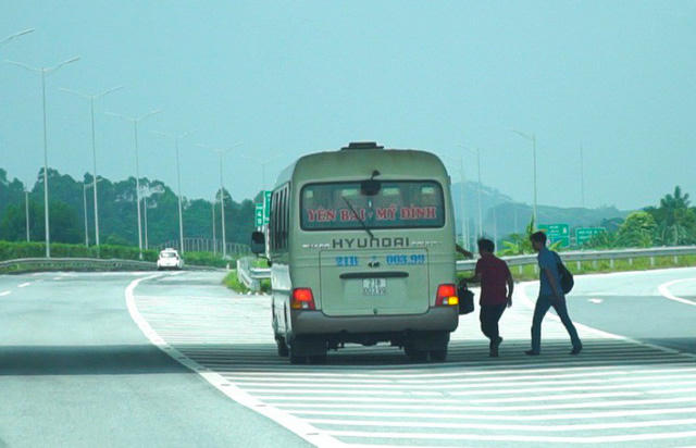 Tình trạng này diễn ra khá phổ biến tại dọc tuyến cao tốc dài gần 300km.