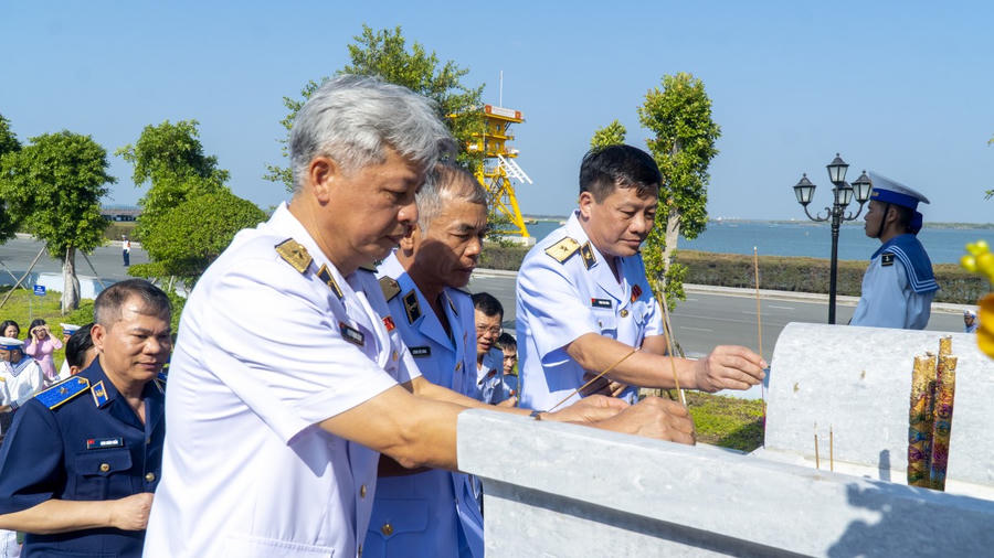 Các đại biểu dâng hương tưởng nhớ các Anh hùng Liệt sĩ tại Tượng đài khuôn viên văn hóa Vùng 2 Hải quân.