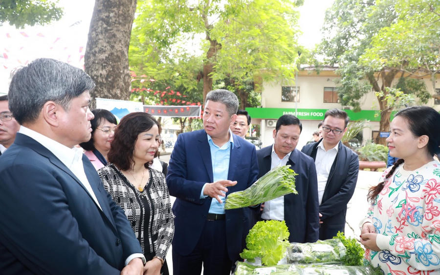 Lãnh đạo Bộ Nông nghiệp và Môi trường, UBND thành phố Hà Nội thăm gian hàng bên lề Hội nghị.