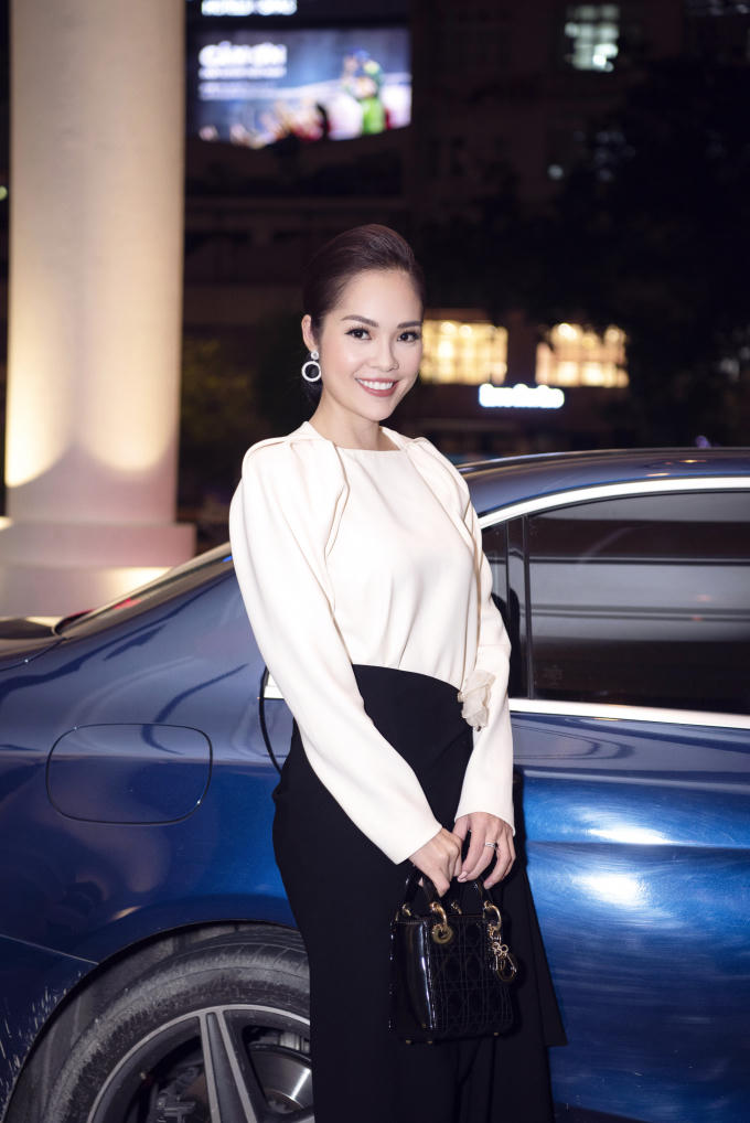 Diễn vi&ecirc;n chọn trang phụ của L&acirc;m Gia Khang với chiếc t&uacute;i Dior.