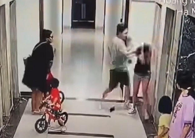 Hình ảnh người đàn ông tấn công người phụ nữ.