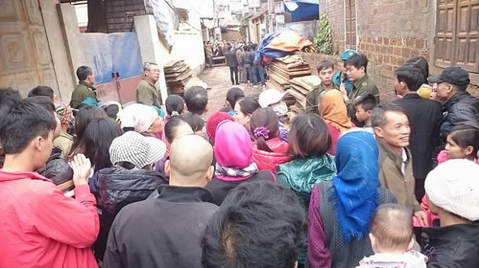 Đông đảo người dân bàng hoàng trước sự việc xảy ra.