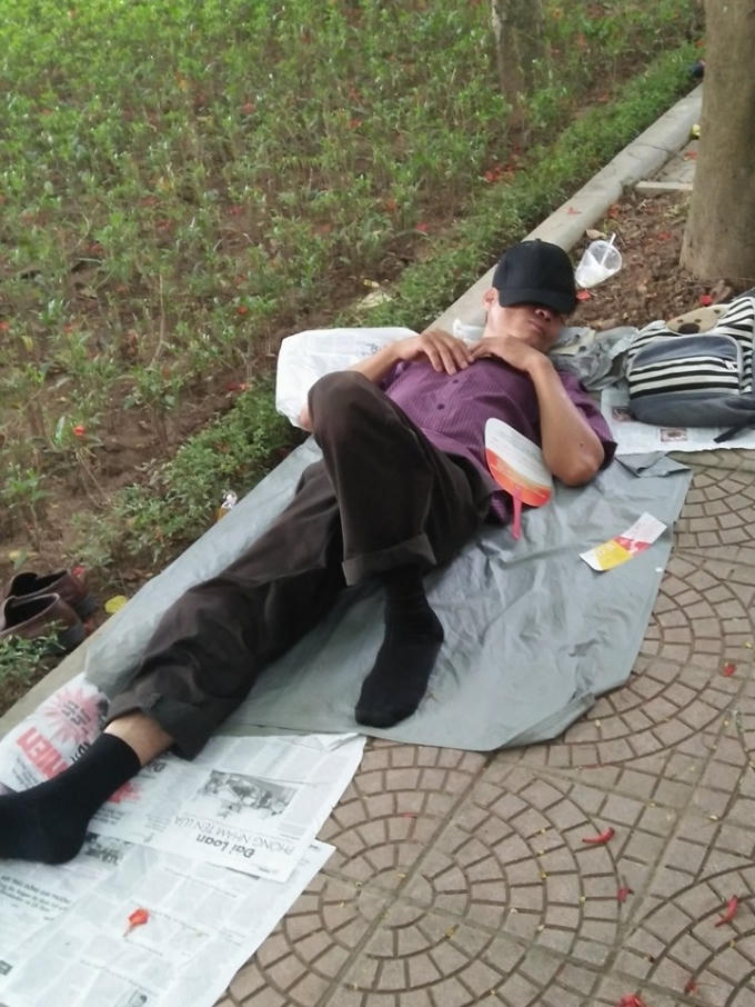 Giấc ngủ "vội" khi chờ con làm bài thi. Ảnh: Trần Quang